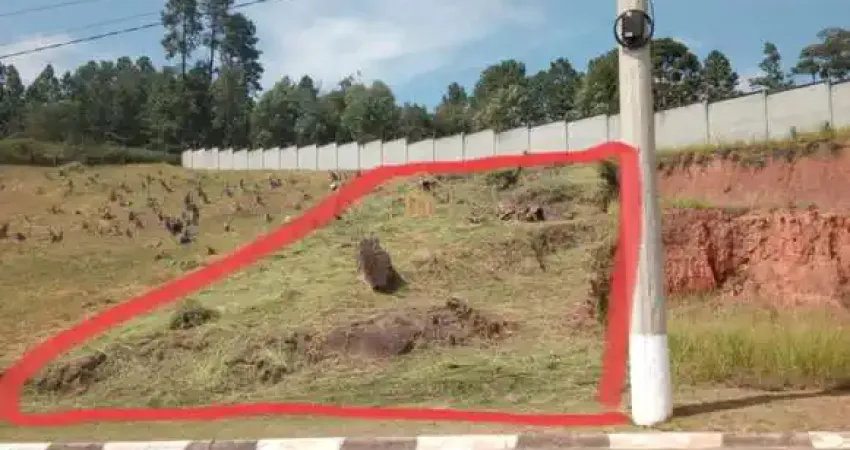Terreno em condomínio à venda de 588m² por R$ 119.000