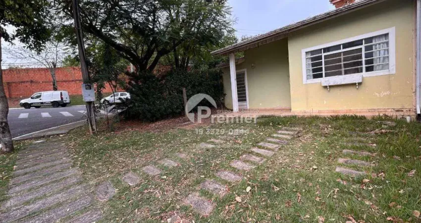 Casa de esquina com 2 dormitórios e piscina no condomínio moradas di itaici