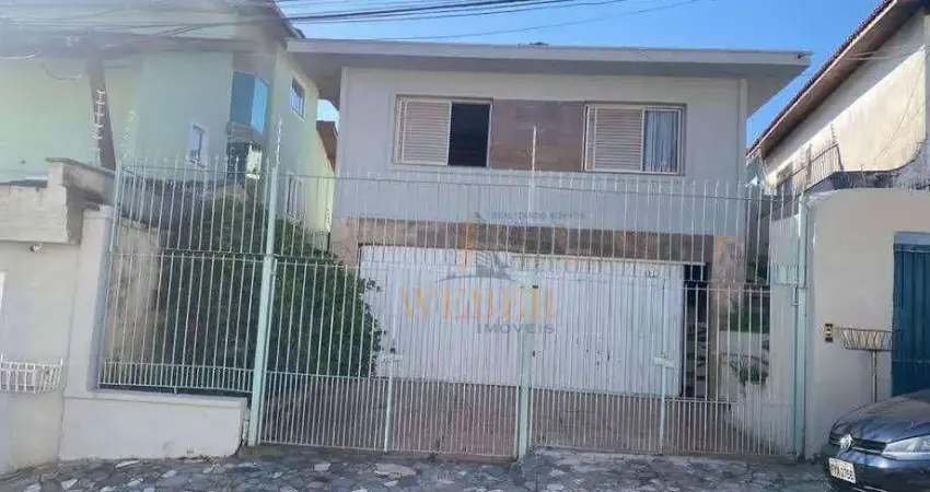 Investimento Seguro: Casa com 4 Suítes, 8 Vagas e Amplo Terreno