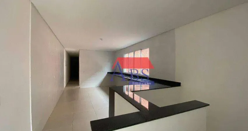 Casa sobreposta alta, com 3 dormitórios. Aceita FGTS e financiamento.