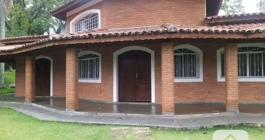 Linda Chacara na Beira do Lago