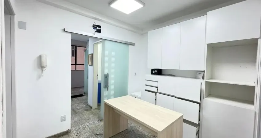 Sala comercial no centro de joinville com 2 banheiros,pode financiar