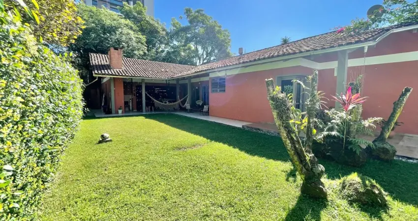 Casa plana averbada proximo ao hospital de olhos, com terreno de 817 m sendo 19 de frente .permite prédio e estuda permuta.