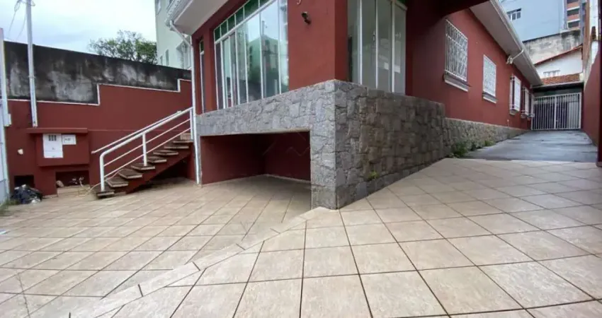 Casa térrea de 300m² de área construída, para fins comerciais