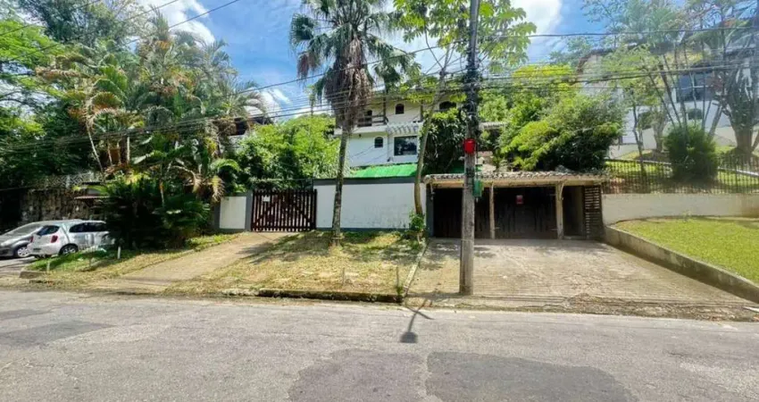Linda casa em meio a natureza 4 quartos (3 suítes), piscina, churrasqueira