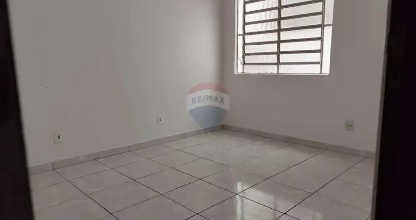 Aluga casa na av. andrômeda , com 4 dormitórios, 2 banheiros, fundos