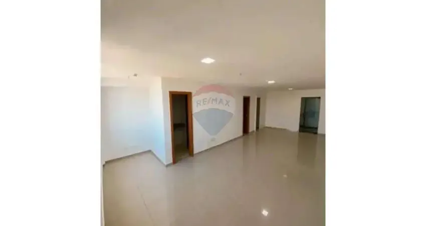 Sala com iluminação toda em led, porta de vidro e piso em porcelanato