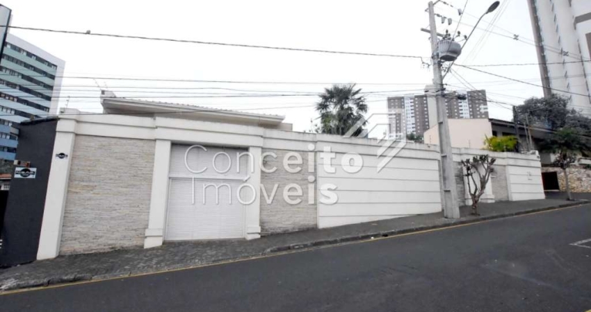 Residência com Piscina e Edícula - Centro