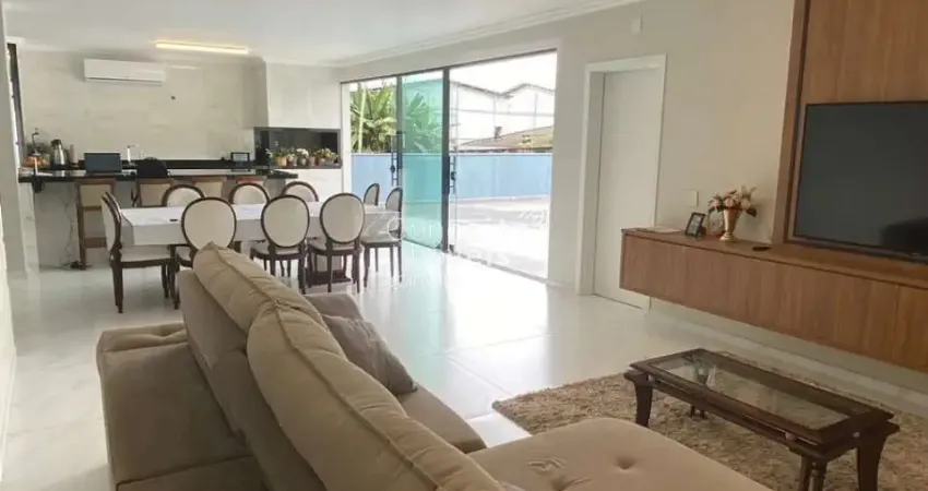 Casa com 3 quartos para alugar na Vila Nova, Joinville 