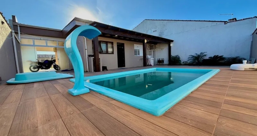 Conforto e Lazer em Localização Privilegiada – Casa com Piscina e Acabamento Impecável!