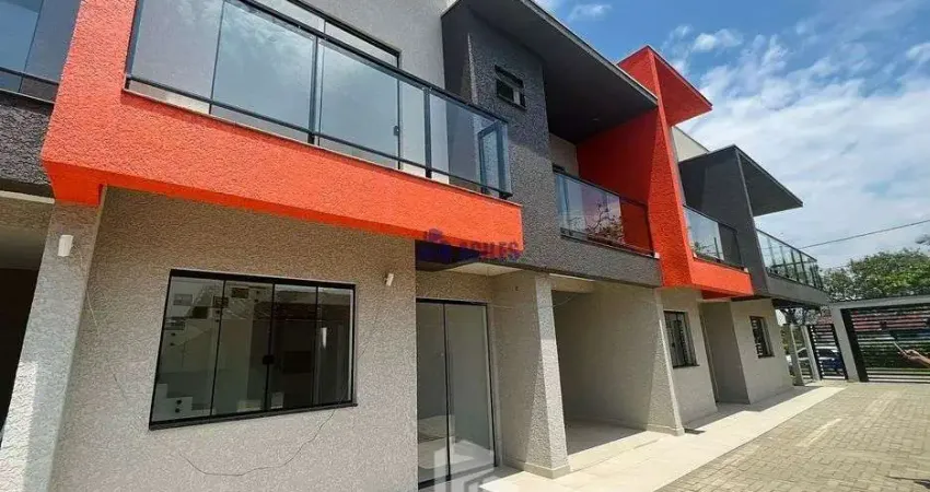 Sobrado em condomínio fechado com vista mar