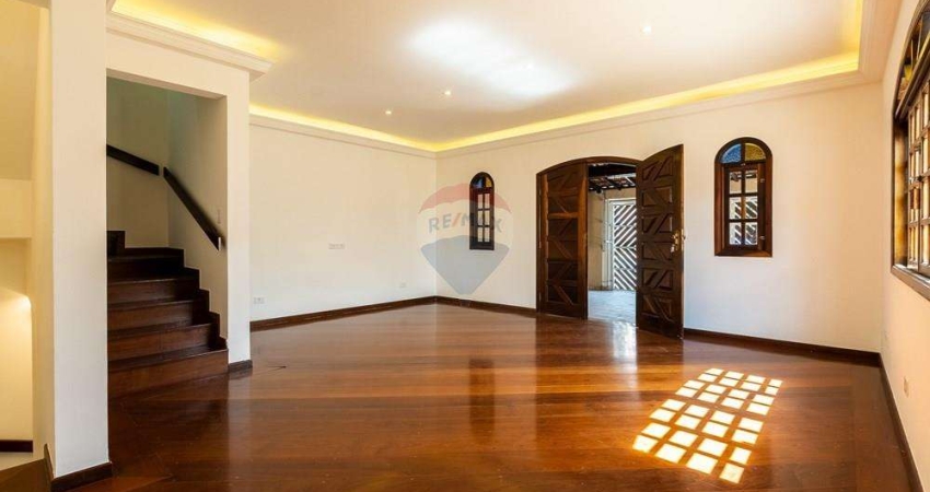 Casa à venda no Bairro Rio Pequeno, 220 metros, 3 quartos, sendo 2 suítes, 4 banheiros e 3 vagas.