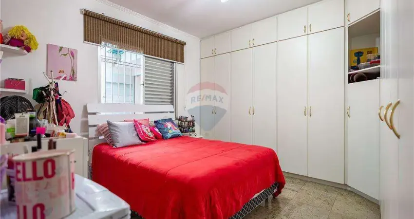 Casa térrea com 150 metros com 3 quartos e 3 vagas na vila ré, telhado retrátil e espaço para churrasqueira