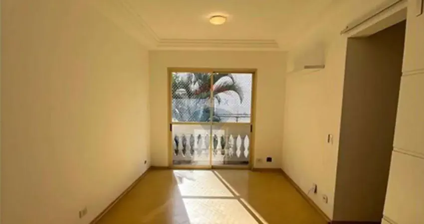 Apartamento de 65 metros com 2 quartos, 1 suíte, 2 banheiros, sala com dois ambientes, cozinha mobiliada e área de serviço.