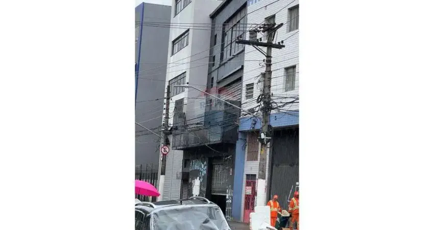 Prédio comercial 3 andares + elevador de carga — feito para quem precisa crescer.