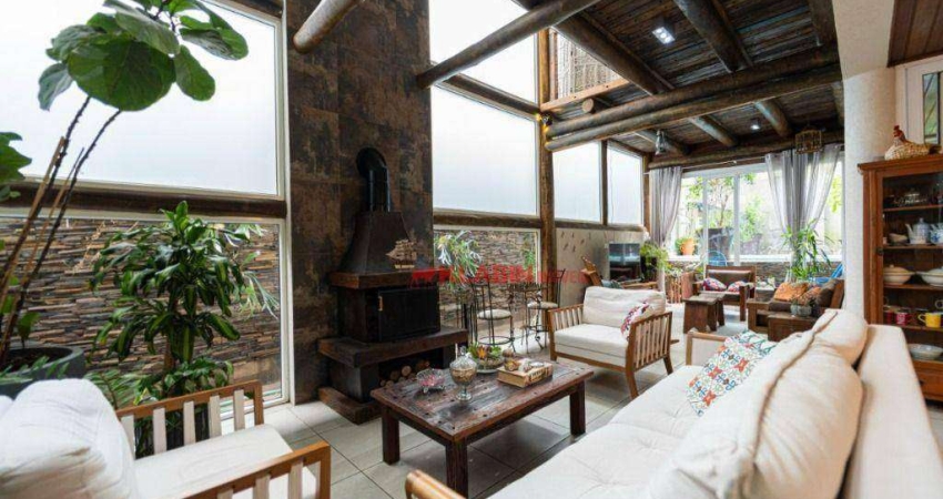 Casa com 4 Quartos sendo 4 Suítes e 4 Vagas de Garagem - 326m² de Área Construída - Quintal com Churrasqueira e Piscina - Boa Localização no Planalto