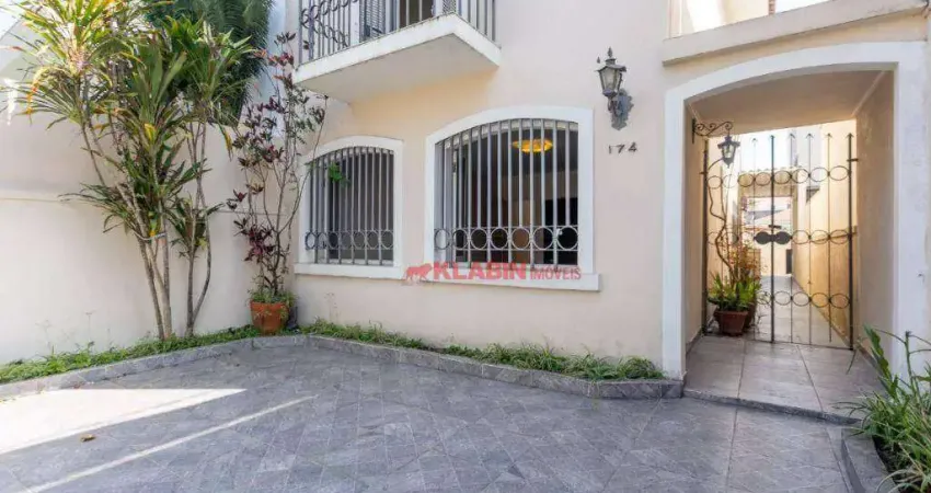 Sobrado de 3 quartos sendo 1 suíte com 2 vagas de garagem -175m² de área construída e 157m² de terreno - quintal com entrada lateral - boa localização