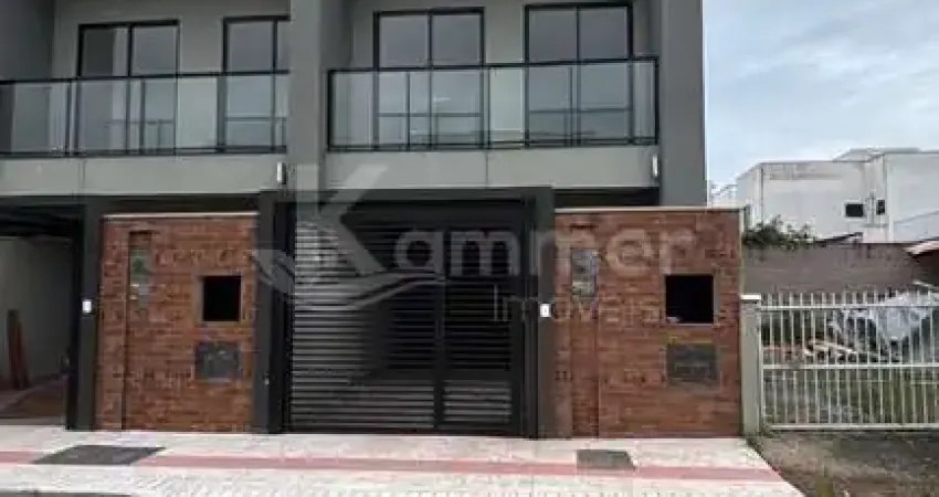 Sobrado à 600 metros do mar com 3 quartos sendo 1 suite, 104m2, churrasqueira a carvão e 1 vaga de garagem