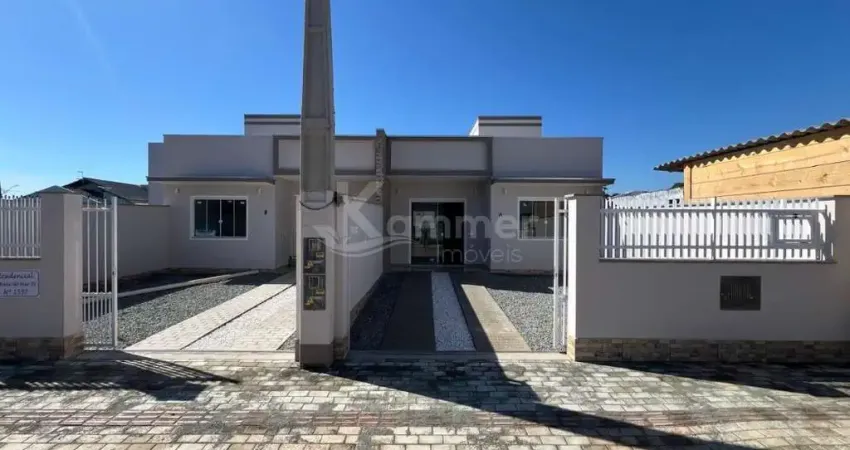Casa à venda em balneário piçarras-sc, bairro itacolomi: 2 quartos, 1 suíte, 1 sala, 2 banheiros, 2 vagas de garagem, 62m².