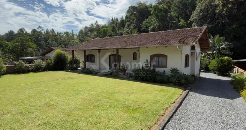 Espetacular casa à venda em Blumenau-SC, bairro Itoupava Central: 4 quartos, 1 suíte, 1 sala, 3 banheiros, 3 vagas, 250m².