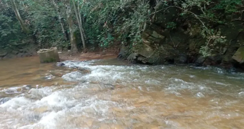 Chácara de 5 hectares com belíssimo Rio de Aguas Cristalinas