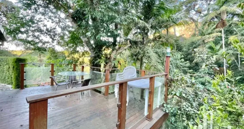 Casa de luxo em condomínio à venda em Teresópolis-RJ, 4 quartos, 2 suítes, 2 salas, 4 banheiros, 2 vagas, 200m².