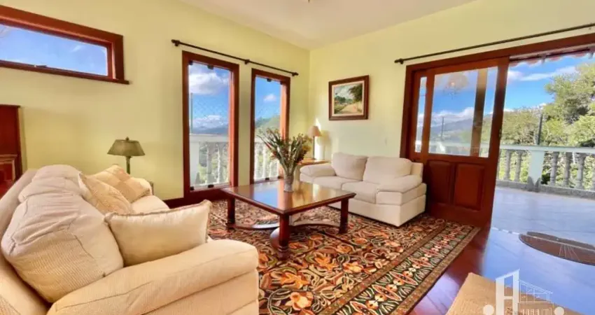 Casa em Condomínio no Bairro Golfe em Teresópolis-RJ: 5 quartos, 2 suítes, 3 salas, 4 banheiros, 3 vagas, 345m².