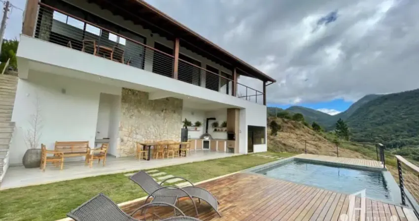 Luxuosa casa em condomínio à venda em teresópolis-rj, bairro vargem grande - 4 quartos, 4 suítes, 3 salas, 6 banheiros, 2 vagas, 310m².