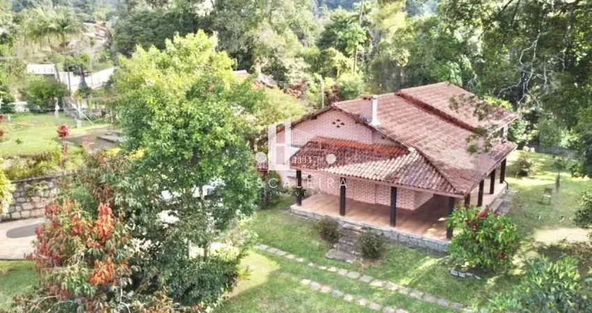 Imperdível! Casa de 4 quartos e 2 suítes na Granja Guarani, Teresópolis-RJ. 235m² e 4 vagas de garagem. Venha conferir!
