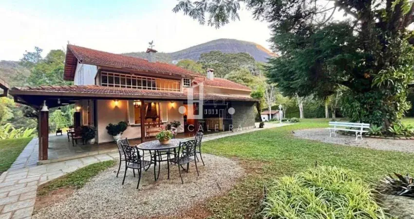 Imponente residência à venda em Teresópolis-RJ, no Parque do Imbui: 4 quartos, 3 suítes, 4 banheiros e 438,47 m² de área.