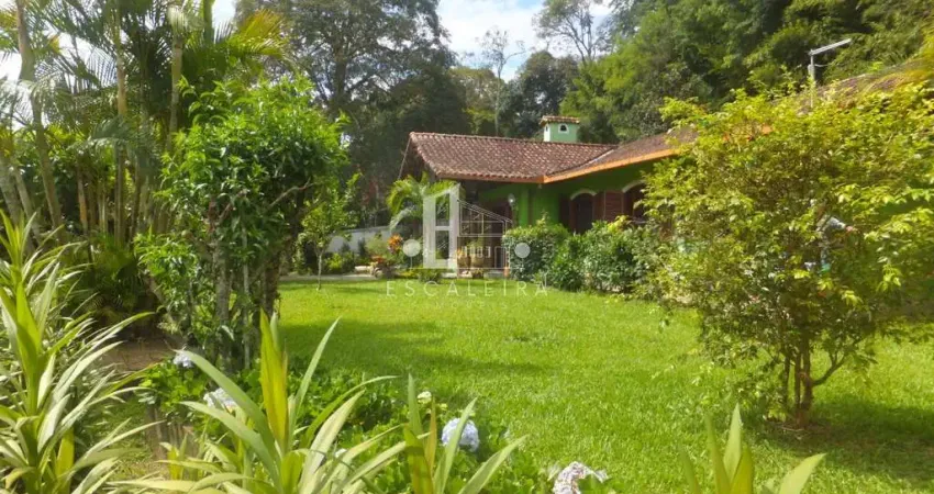 Casa à venda em Teresópolis-RJ, Parque do Imbui: 3 quartos, 1 suíte, 3 banheiros, 3 vagas, 128m². Imperdível!