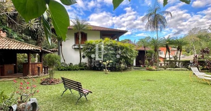 Casa com alto padrão em condomínio à venda em Teresópolis-RJ, Parque do Imbui: 4 quartos, 2 suítes, 5 banheiros, 1 vaga, 259m².