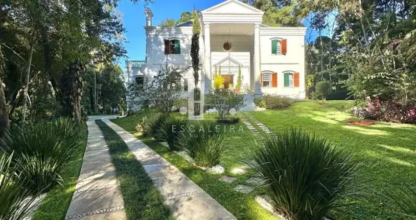 Imponente residência de alto padrão em condomínio de luxo em Teresópolis-RJ: 6 quartos, 4 suítes, 4 salas, 6 banheiros, 7 vagas de garagem e 625,00 m² de área.