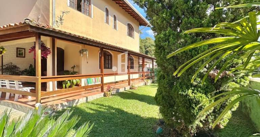 Espetacular casa à venda em Araras, Teresópolis-RJ: 3 quartos, 1 suíte, 3 banheiros, 3 vagas, espaço gourmet, piscina  e 285,58m²!
