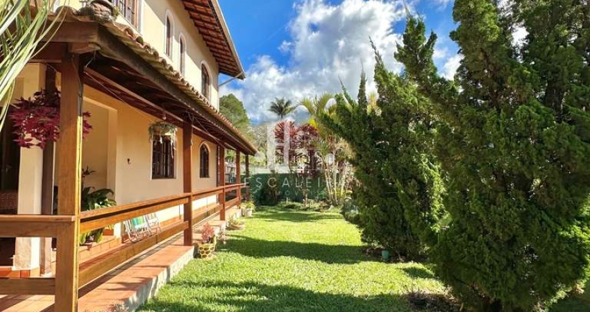 Casa à venda em Teresópolis-RJ: 3 quartos, 1 suíte, 3 banheiros, 2 vagas de garagem, 285,58 m² - Bairro Araras