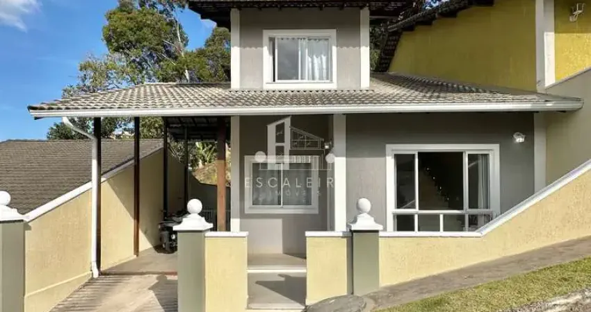 Casa  em condomínio no bairro Bom Retiro, Teresópolis-RJ: 3 quartos, 1 suíte, 3 banheiros, garagem e 162m². Condomínio com lazer!