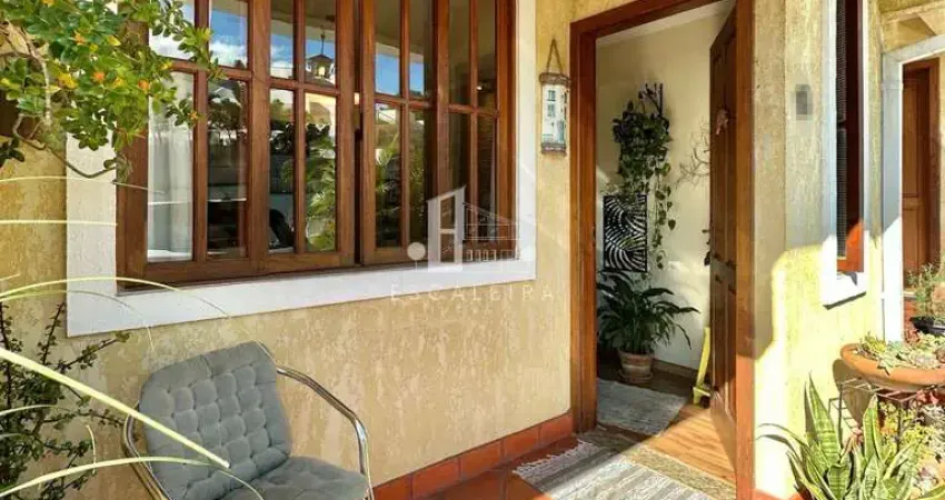 Casa em Condomínio a 3 minutos do centro de  Teresópolis-RJ: 3 Quartos, 3 Suítes, 4 Banheiros - 120m² - Imperdível!