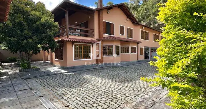 Linda casa em condomínio à venda em teresópolis-rj, bairro albuquerque. 6 quartos, 3 suítes, 3 salas, 6 banheiros, 3 vagas de garagem, 470m².
