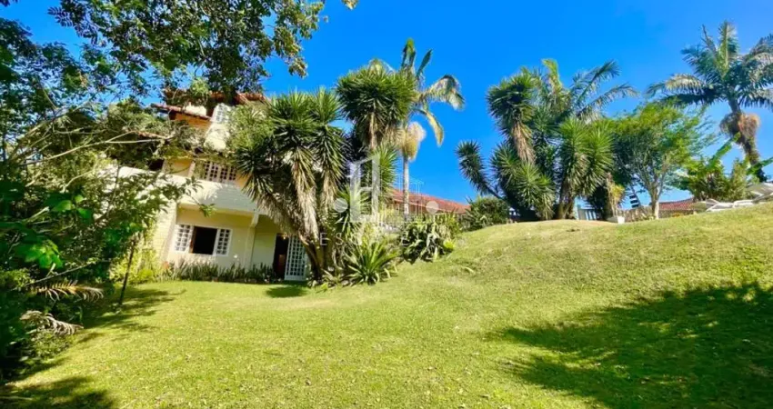 Casa espaçosa a venda em condomínio na cascata guarani, teresópolis-rj: 5 quartos, 1 suíte, 4 banheiros, 2 vagas - 130m².