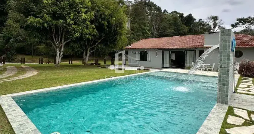 Casa linear à venda em teresópolis-rj, no parque do imbui! 4 quartos, 4 suítes, 5 banheiros, 10 vagas de garagem, 270m².