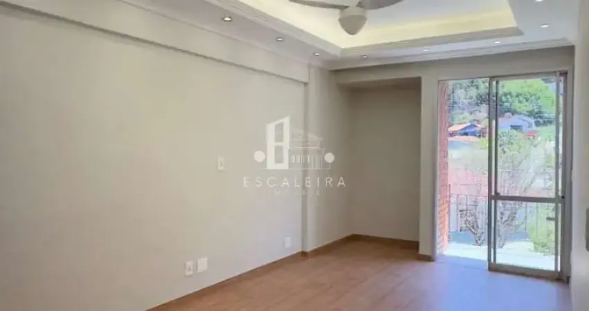 Apartamento à venda na Várzea, Teresópolis-RJ: 2 quartos, 1 sala, 2 banheiros, 1 vaga de garagem, 70m² de área.