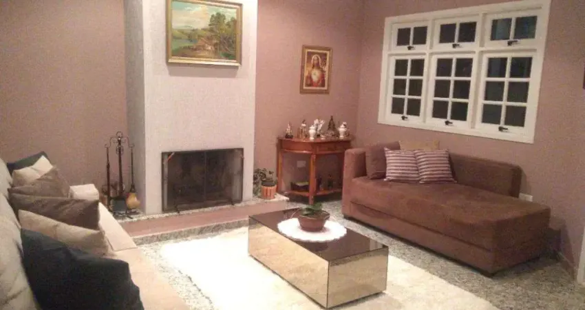 Sobrado à venda em Nova Petrópolis/SBC - 2 dorms, 1 suíte, quintal com churrasqueira e 5 vagas; 264m²