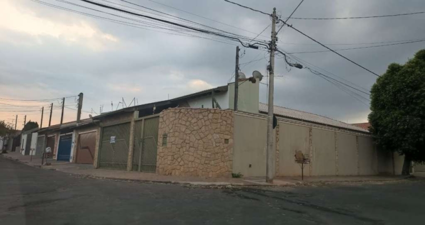 Casa com 3 quartos para alugar na Vila Industrial, Bauru 