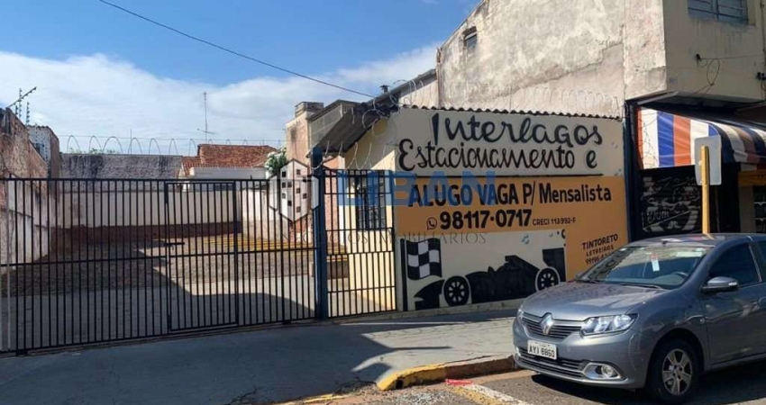 Estacionamento Cussy Jr em frente ao Colégio PREVE Objetivo. 363 m² de terreno, com guarita e banheiro.
