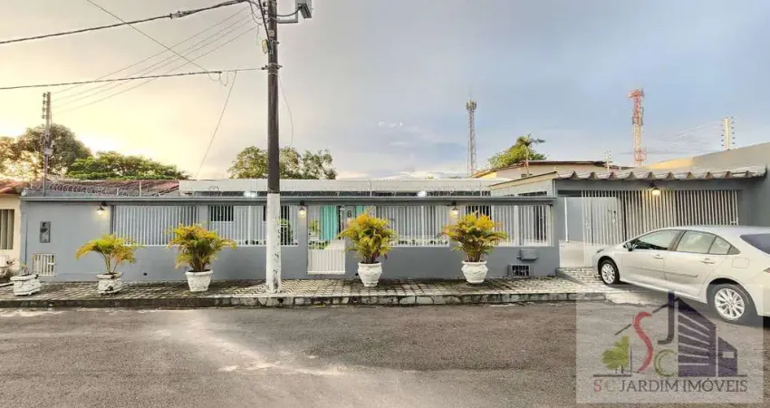 Casa térrea em Conjunto Residencial no Adrianópolis com portaria 24h.