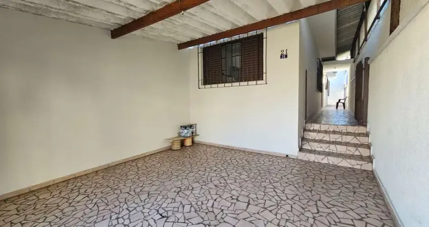 Casa térrea em pirituba com 2 quartos, sala com 2 ambientes, cozinha, 1 banheiro, lavanderia, quintal e 2 vagas de garagem!
