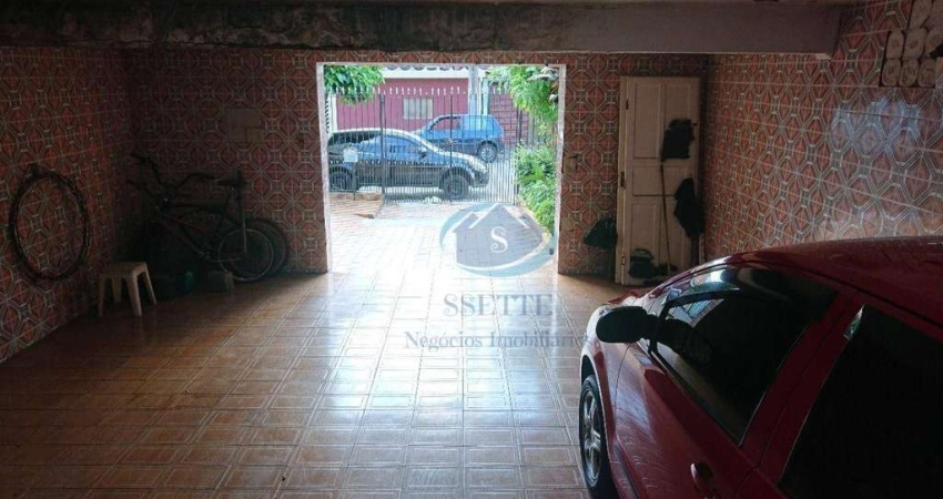 2 casas assobradadas sendo que cada uma possui 2 dormitórios,sala cozinha,banheiro e área de serviço com 4 vagas de garagem,aceita proposta.