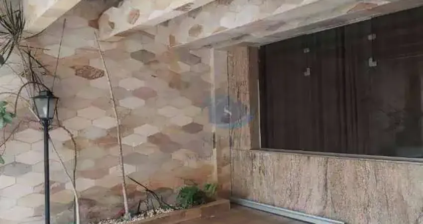 Sobrado em Ótima localização com 3 dormitórios,sala de estar e jantar com piso de madeira,excelente acabamento,2 vagas cobertas,aceita permuta.