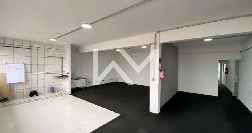 Salão comercial para locação com 250m², segundo andar, com 2 banheiros, espaço para refeitório e 3