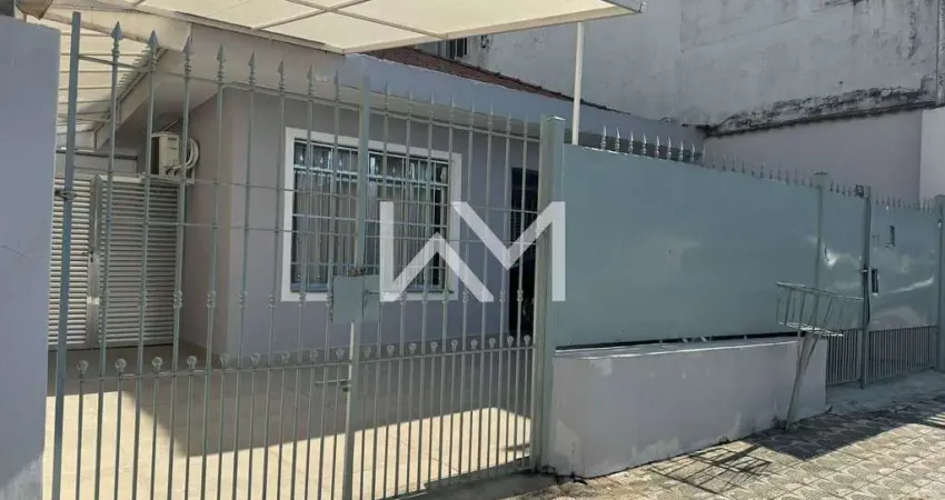 Maravilhosa Casa à venda com 3 dormitórios, sendo 1  suíte, 2 banheiros, 6 vagas de garagem, 225m²,